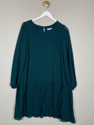 Noella str. M/L <br/> flaskegrøn kjole med plisseret underdel