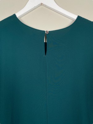 Noella str. M/L <br/> flaskegrøn kjole med plisseret underdel