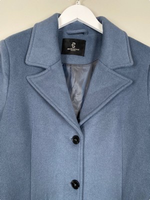 Bruuns Bazaar str. 42 <br/> blå frakke