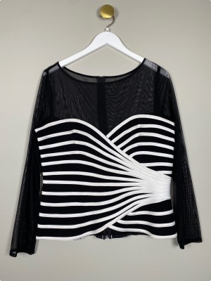 Molly Jo str. 42 <br/b> sort bluse med hvide på sætninger