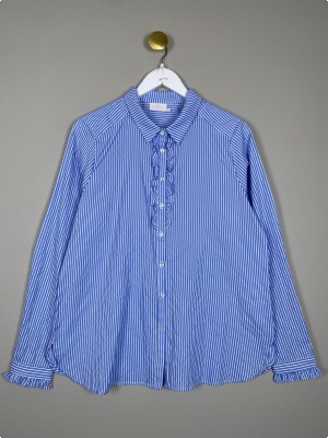 Kaffe str. 42 <br/b> Lyseblå stribet skjorte med flæse