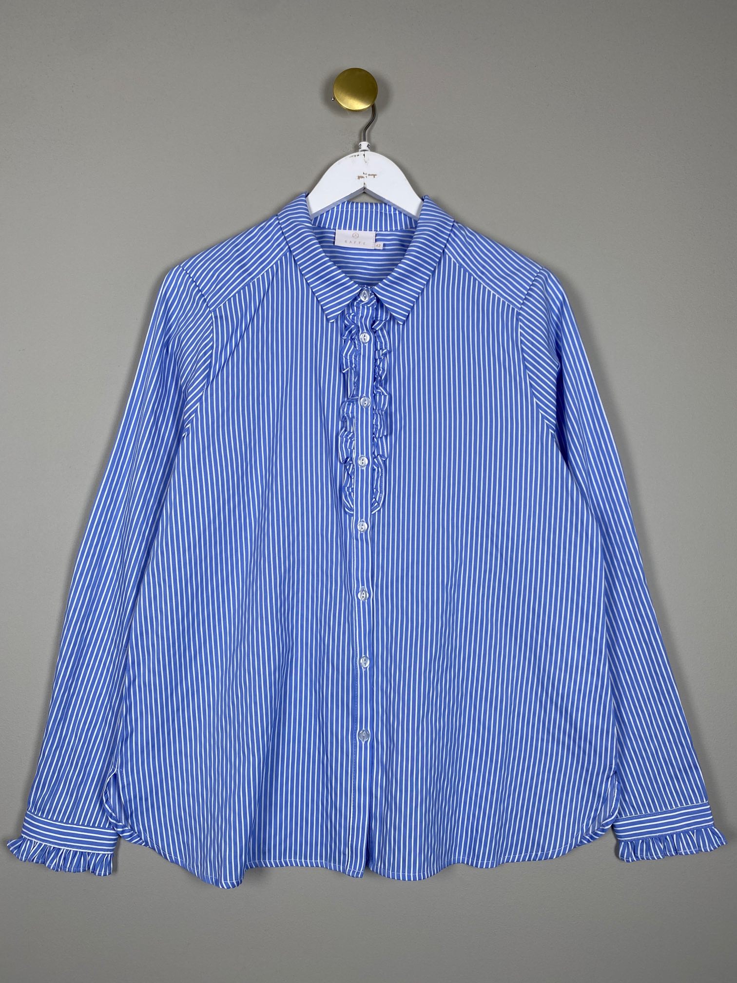 Kaffe str. 42 <br/b> Lyseblå stribet skjorte med flæse