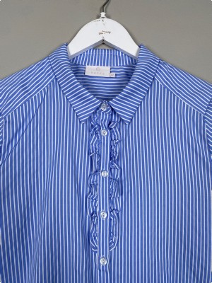 Kaffe str. 42 <br/b> Lyseblå stribet skjorte med flæse