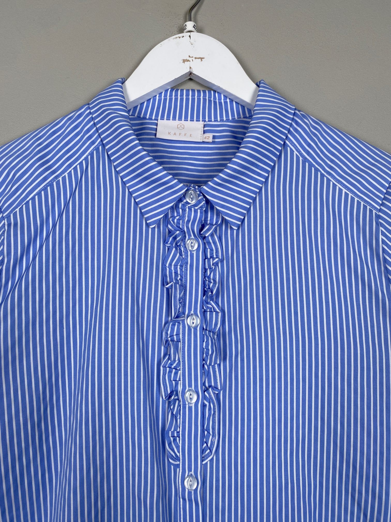 Kaffe str. 42 <br/b> Lyseblå stribet skjorte med flæse - Billede 2