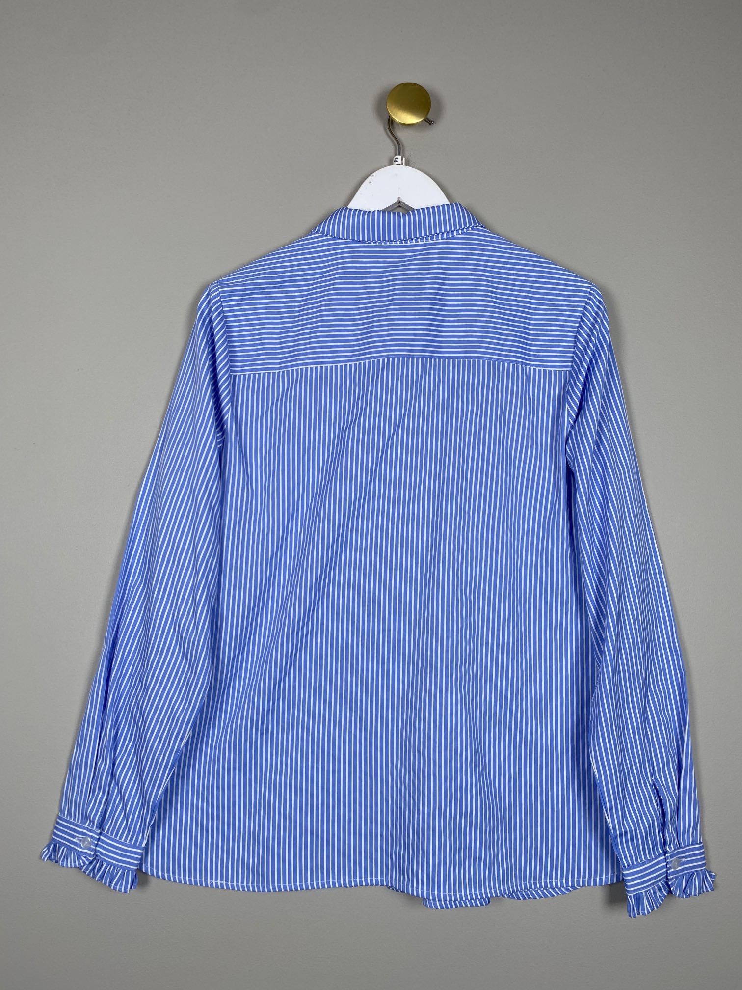 Kaffe str. 42 <br/b> Lyseblå stribet skjorte med flæse - Billede 3