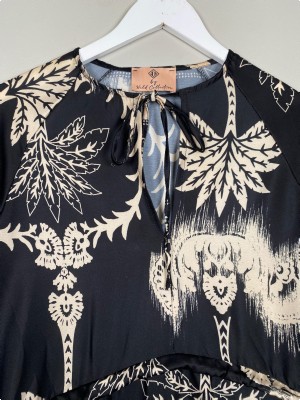 Wild collection str. 40 <br/b> sort beige mønstret kjole med bindebånd