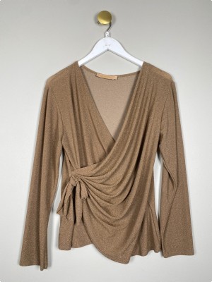 Marta str. L XL <br/b> guld bluse åben v hals og skrå lukning