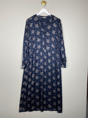 PBO str. 40 <br/b> mørkeblå kjole med beige blade