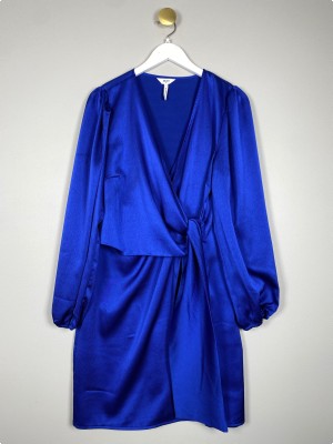 Object str. 42 <br/b> kobolt kjole med skrå bindebånd