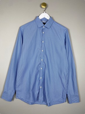 Sand str. L <br/b> Lyseblå mønstret skjorte