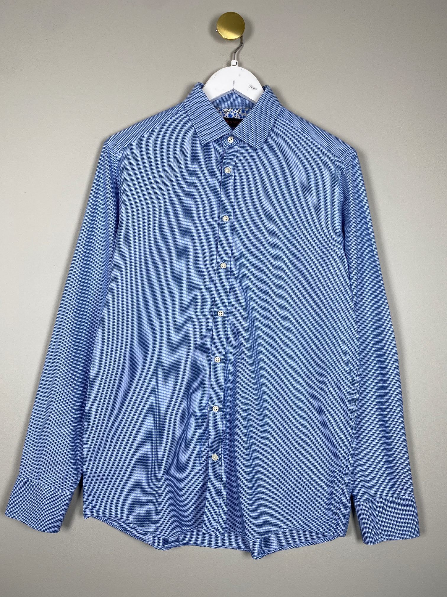 Sand str. L <br/b> Lyseblå mønstret skjorte