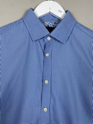 Sand str. L <br/b> Lyseblå mønstret skjorte