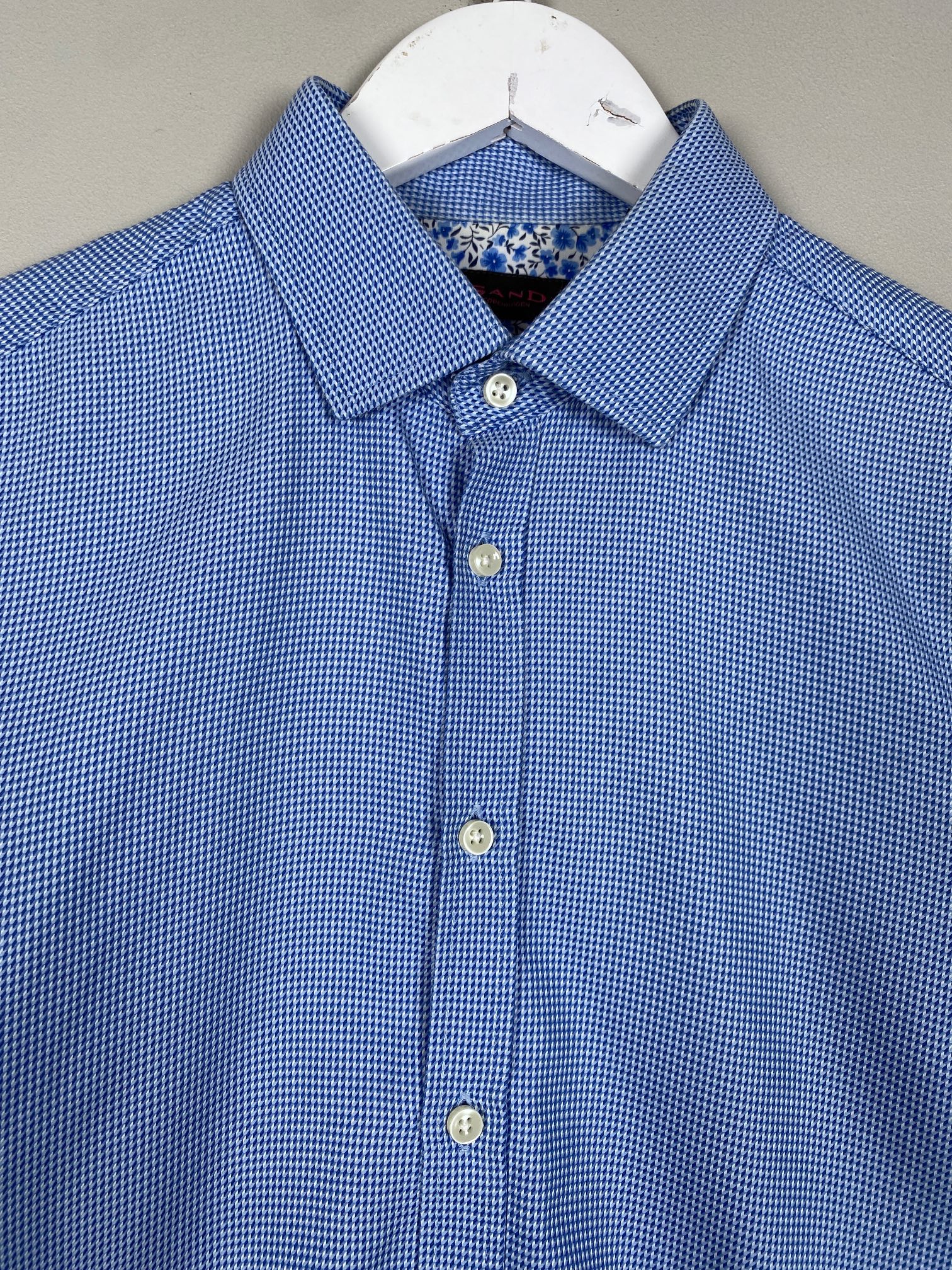 Sand str. L <br/b> Lyseblå mønstret skjorte - Billede 2