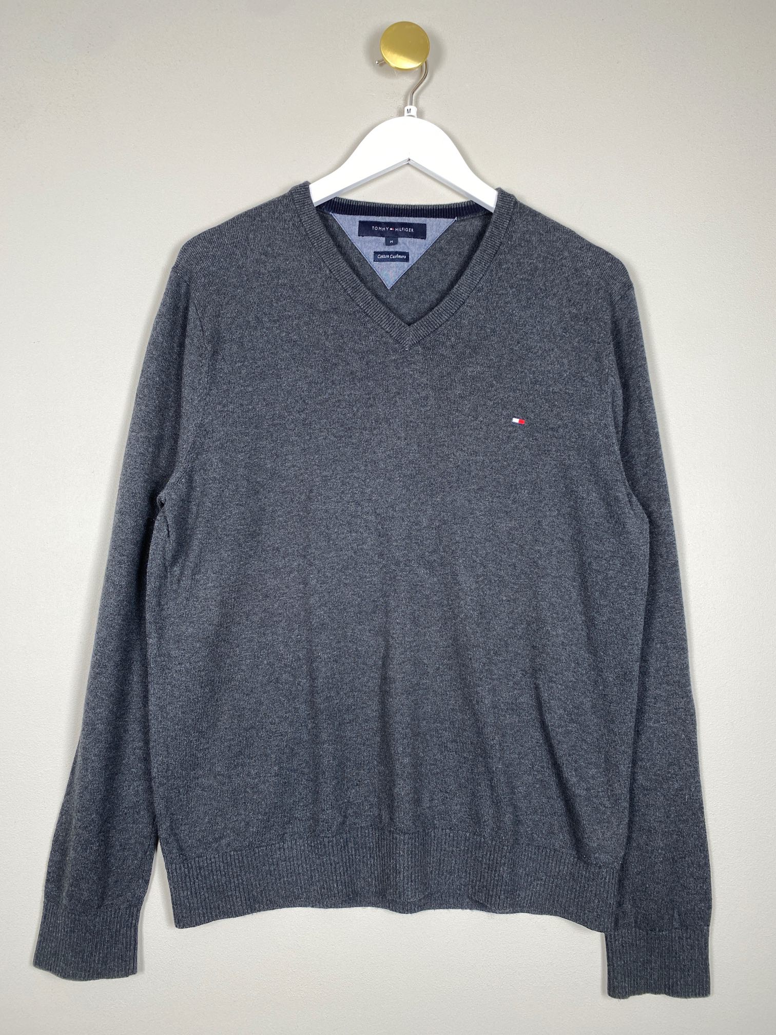Tommy Hilfiger str. M <br/b> Koksgrå strik med v hals