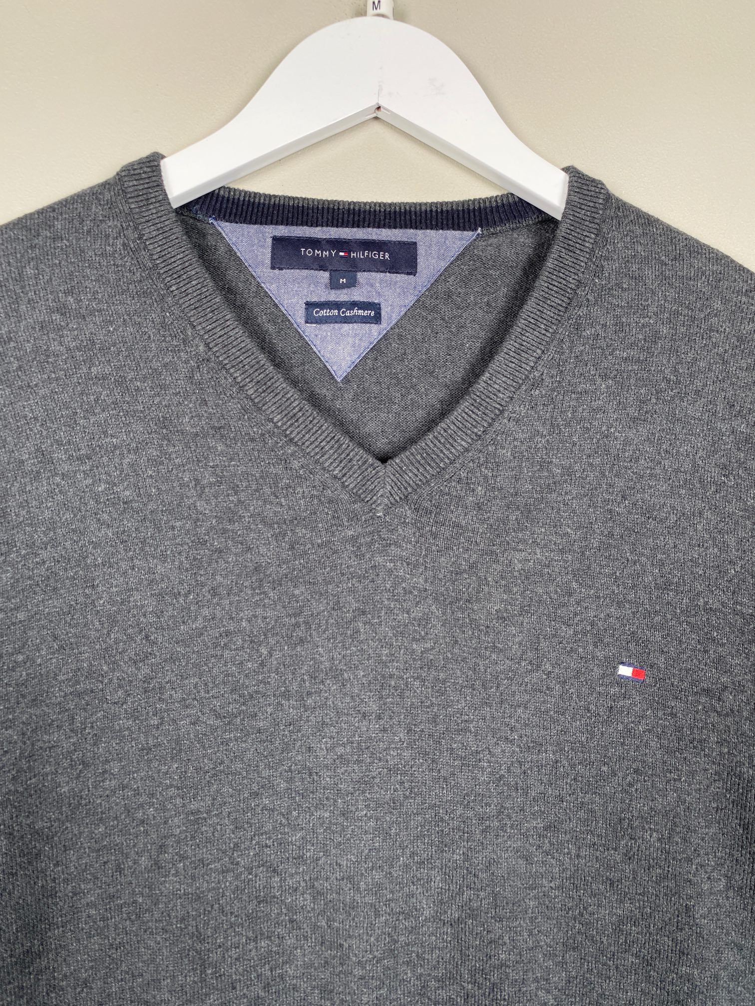 Tommy Hilfiger str. M <br/b> Koksgrå strik med v hals - Billede 3
