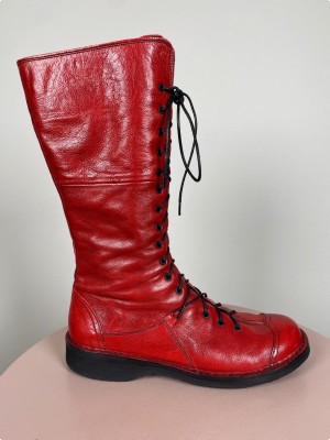 Bubetti str. 39<br/> rød støvle med snøre