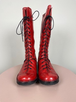 Bubetti str. 39<br/> rød støvle med snøre