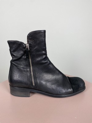 BilliBi str. 38 <br/>sort ankelstøvle med ruskind på snuden