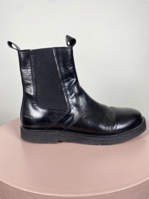 Angulus str. 39 <br/> sort ankelstøvle