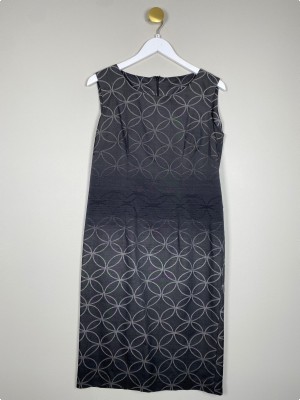 Skræddersyet str. M <br/> Koksgrå kjole uden ærmer med cirkelmønster