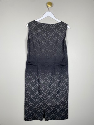 Skræddersyet str. M <br/> Koksgrå kjole uden ærmer med cirkelmønster