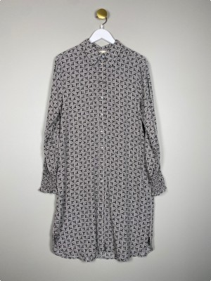 Isay str. S M<br/> Skjorte kjole sort hvid mønster