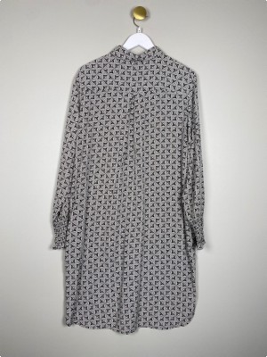 Isay str. S M<br/> Skjorte kjole sort hvid mønster