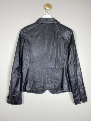 Interteam str. 38 <br/> Sort kort skindjakke mee kontrastsømme