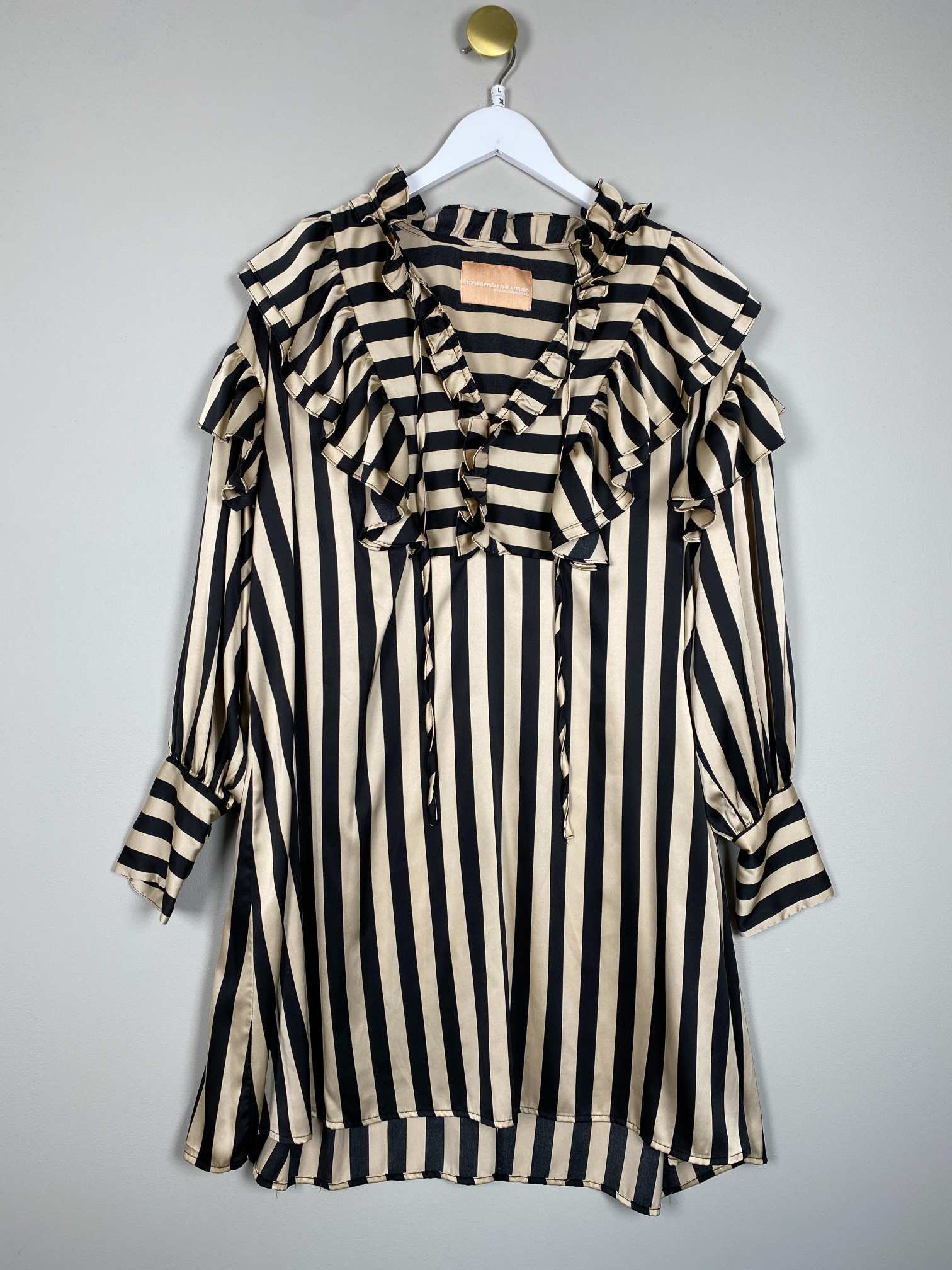 Stories from the Atelier str. L/XL <br/> stribet kjole i sort og beige