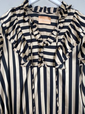 Stories from the Atelier str. L/XL <br/> stribet kjole i sort og beige