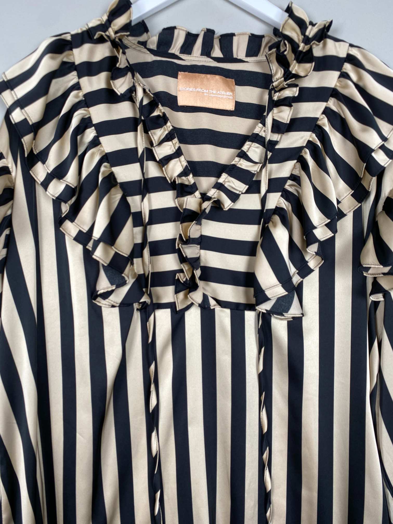 Stories from the Atelier str. L/XL <br/> stribet kjole i sort og beige - Billede 2