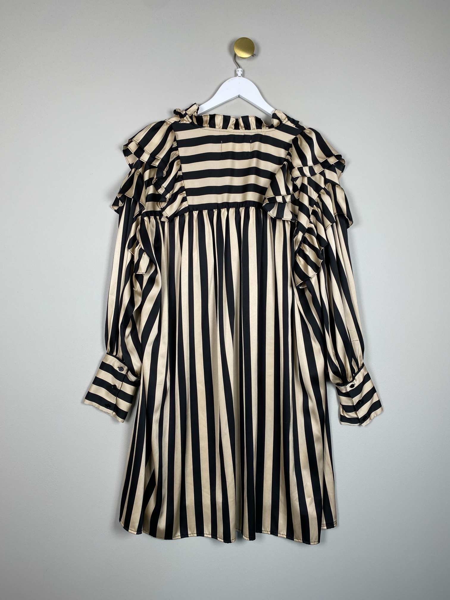 Stories from the Atelier str. L/XL <br/> stribet kjole i sort og beige - Billede 3