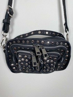 Lille sort taske med nitter