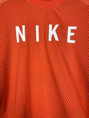 Nike str. M <br/> koralfarvet sportstrøje med hulmønster