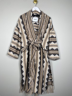 Bazar Deluxe str. M <br/> Cape-jakke med frynser, grå og beige