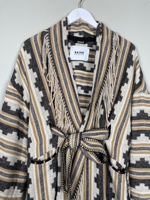 Bazar Deluxe str. M <br/> Cape-jakke med frynser, grå og beige