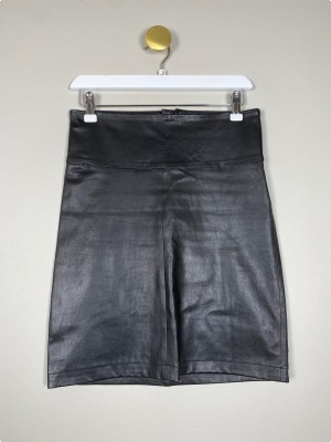 Butterfly Copenhagen str. 36 <br/> sort kort skindnederdel