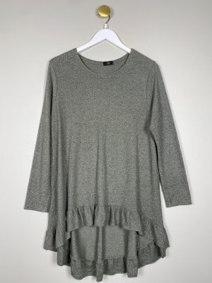 Tippy str. S M <br/> grøn sølvnisteret bluse med flæse forneden