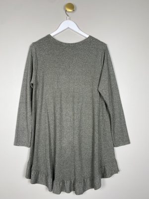 Tippy str. S M <br/> grøn sølvnisteret bluse med flæse forneden