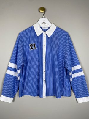 Continue str. M <br/> lyseblå løs skjorte med sportsdetaljer