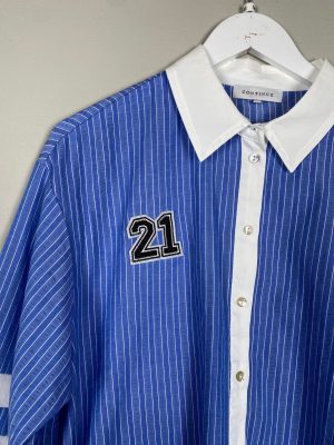 Continue str. M <br/> lyseblå løs skjorte med sportsdetaljer