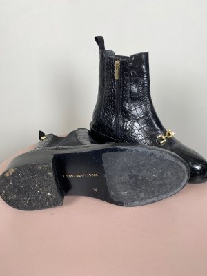 Copenhagen Shoes str. 37 <br/> Sort kort støvle med kroko præg og spænde