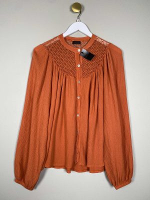 Qnuz str. M <br/> terracotta  crepet bluse med hulmønster