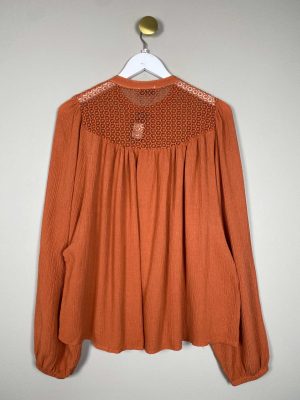 Qnuz str. M <br/> terracotta  crepet bluse med hulmønster