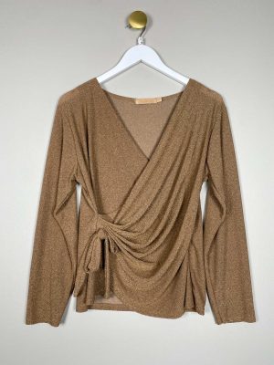 Marta str. S M <br/> guld nistret bluse med v front