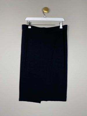 PBO str. L <br/> sort mellemlang nederdel med stråslids