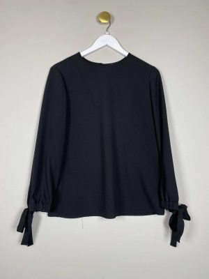 Emporio Armani str. 42 <br/> sort bluse med nakkelukning og sløjfe ved ærme