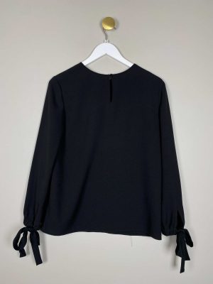 Emporio Armani str. 42 <br/> sort bluse med nakkelukning og sløjfe ved ærme