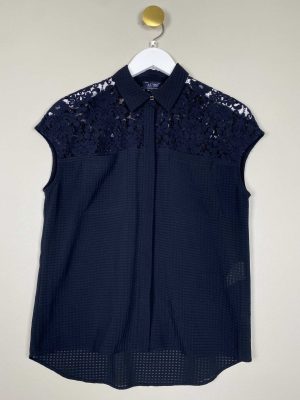 Armani Jeans str. 40 <br/> sort bluse med broderibord og uden ærme