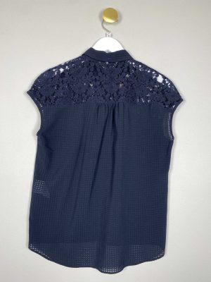 Armani Jeans str. 40 <br/> sort bluse med broderibord og uden ærme